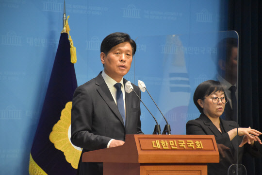 조승래 더불어민주당 의원이 5일 국회 소통관에서 '우주전략본부 설치법'을 대표 발의하며 법안 취지에 대해 브리핑하고 있다.  의원실 제공